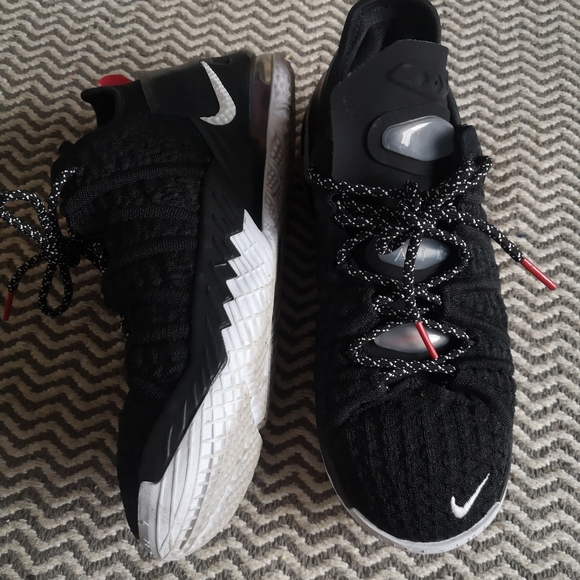 LeBron XVIII Nike - Picture 4 of 10
